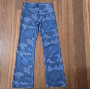 VOGO ATHLETICA BLUE ABSTRACT CAMO CIRCLES FIT & FLARED LEGGINGS SMALL